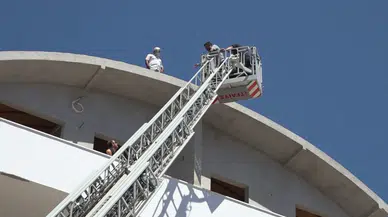 Alanya'da bunalıma giren adam 4 katlı binanın çatısına çıktı