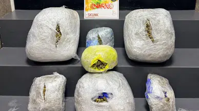 İzmir'de şüpheli araçtan 15 kilo uyuşturucu madde çıktı : 3 tutuklama