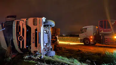 Afyonkarahisar'da mısır yüklü tır devrildi : 4 yaralı