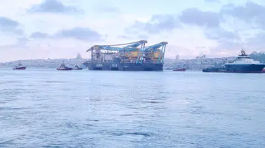 Dünyanın en büyük üçüncü vinç gemisi Saipem 7000 İstanbul Boğazı'nda : Trafik çift yönlü askıya alındı