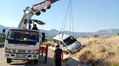 Mersin’de feci kaza : Araçtaki 2’si çocuk 5 kişi şans eseri kurtuldu