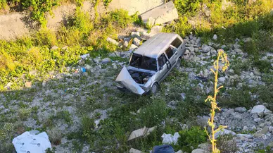 Sinop'ta otomobil şarampole uçtu, 2 kişi yaralandı