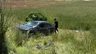 Elazığ'da kaza : Otomobil tarlaya uçtu, 3 kişi yaralandı