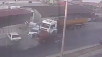 Mersin'de kontrolden çıkan kamyon park halindeki araçları biçti