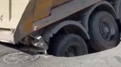 Beylikdüzü'nde yol çöktü : Hafriyat kamyonu çukura saplandı