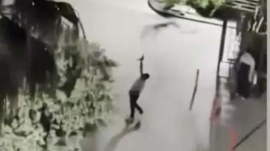 Komşusunun evine otomatik tabancayla ateş açtı