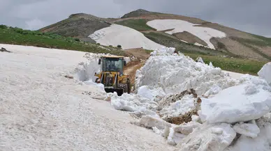 Bitlis'te kar mesaisi : Haziran ayında 3 metreyi bulan karlar temizleniyor