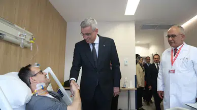 Bakan Memişoğlu, yerli kalp-akciğer makinesiyle ameliyat olan hastayı ziyaret etti