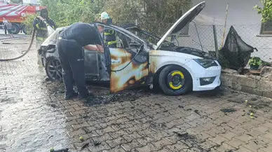 Antalya'da seyir halindeki otomobil alev topuna döndü
