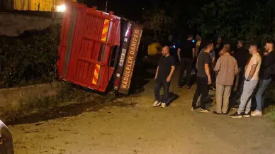 Giresun'da çay yüklü kamyon devrildi