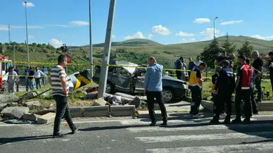 Kayseri'de iki otomobil çarpıştı : 2 kişi öldü, 4 kişi yaralandı