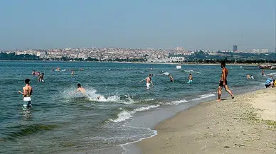 Antalya’da hava sıcaklığı 30 dereceyi aştı, vatandaşlar sahillere akın etti