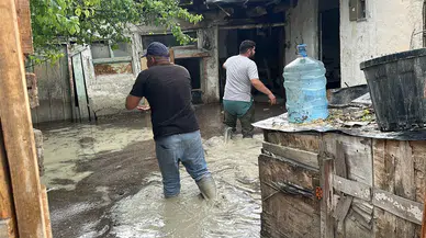 Burdur'da sağanak yağış etkili oldu, bazı evleri su bastı