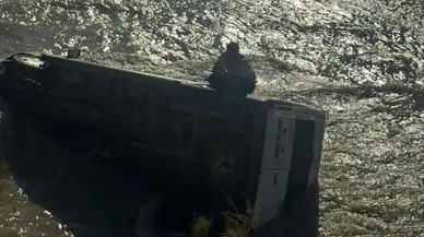 Hakkari'de minibüs Zap Suyu'na uçtu : Sürücü yardım bekledi
