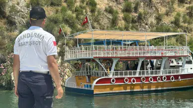 Şanlıurfa'da tekne sürüklendi, turistler jandarma tarafından tahliye edildi