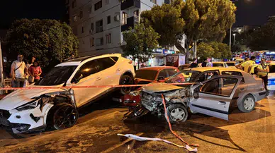İzmir'de park halindeki 2 araca çarpan otomobilin sürücüsü hayatını kaybetti