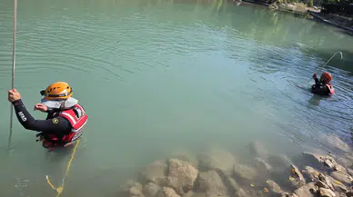 Antalya'da akıntıya kapılan 25 yaşındaki genci arama çalışmaları devam ediyor