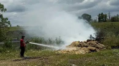 Bolu'da arazide yangın : Atık samanlar alev aldı