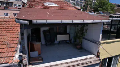 Fatih Laleli'de korku dolu anlar : 5 katlı binadan beton ve metal parçalar koptu