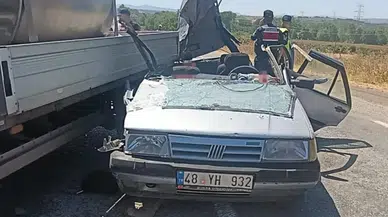 Çanakkale'de otomobil, kamyonete arkadan çarptı : 2'si ağır 4 yaralı