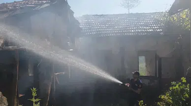 Çorum'da metruk evde çıkan yangın paniğe neden oldu