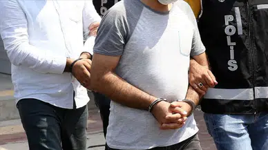 Adana’da döviz bürosu hırsızlığı : Kepengi kırıp 16 bin dolar çalan 3 kişi tutuklandı