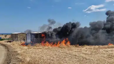 Tekirdağ'da tarla yangını büyüdü : Çok sayıda karavan ve konteyner yandı