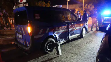 Gümüşhane'de kaza : Alkollü sürücü jandarma aracına çarptı