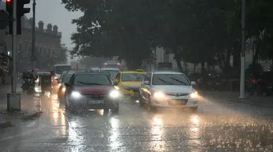 Edirne'de sağanak : Cadde ve sokaklarda sular birikti