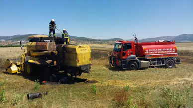 Burdur’da seyir halindeki biçerdöver alev aldı : 1 dönüm anız zarar gördü