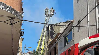 Avcılar'da 4 katlı binanın çatı katında yangın