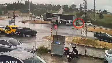 Antalya Manavgat'ta otomobili tır sürükledi : 3 yaralı