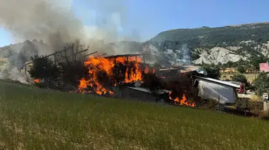 Bolu Mudurnu'da yangın : Köydeki ahır ve samanlık küle döndü