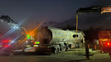 Erzin’de yakıt yüklü tanker devrildi : Yola mazot döküldü