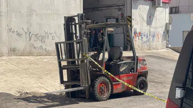 Üzerine forklift devrilen genç işçi öldü