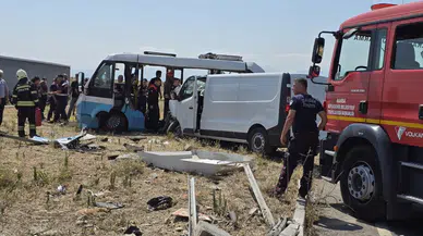 Manisa’da kamyonet halk otobüsüne çarptı : 1 ölü, 10 yaralı
