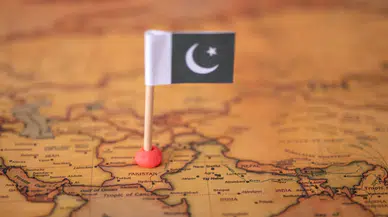 Pakistan'da yağış faciası : Kerpiç evin çatısı çöktü, çok sayıda kişi öldü