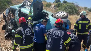 Denizli'de kontrolden çıkan otomobil şarampole devrildi : 4 yaralı