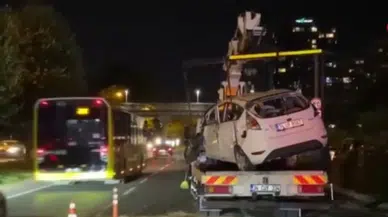 Bakırköy'de takla atan otomobil, park halindeki araçlara çarptı