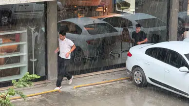 Adana’da yaz ortasında sağanak yağış : Sıcaklık 23 dereceye düştü