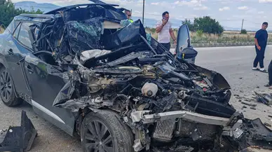 Burdur'da kamyonete çarpan otomobil hurdaya döndü : Sürücü yaralandı