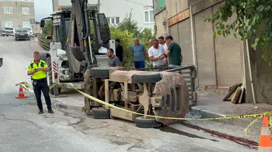 Samsun'da rampa aşağı inen forklift devrildi : 1'i ağır 2 kişi yaralandı