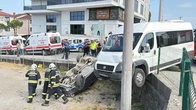 Bartın-Karabük yolunda işçi minibüsü, iki otomobile çarptı : 3 yaralı