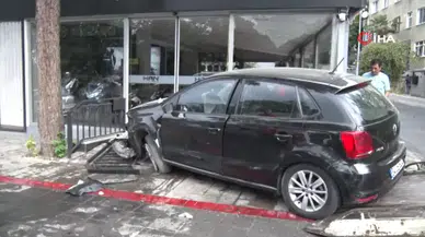 Kadıköy'de kontrolden çıkan otomobil motosiklet galerisine daldı : Sürücü yaralandı