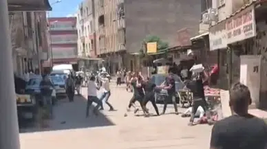 Şanlıurfa’da sokak ortasında kavga ! Taş ve sopalar havada uçuştu