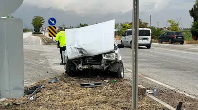 Konya Meram'da iki otomobil çarpıştı : 1'i ağır 5 yaralı