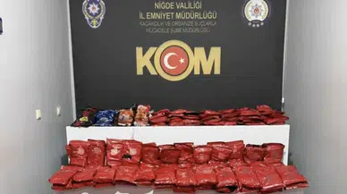 Niğde'de kaçak tütün operasyonu : Araçtan yüzlerce paket çıktı