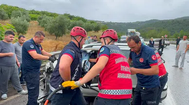 Sakarya'da kontrolden çıkan otomobil tıra saplandı : 1 ölü, 2 yaralı