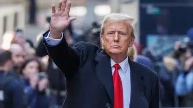 Trump konuşurken arkasında taklidini yapan genç viral oldu