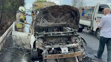 Bayrampaşa'da seyir halindeki otomobil alev alev yandı